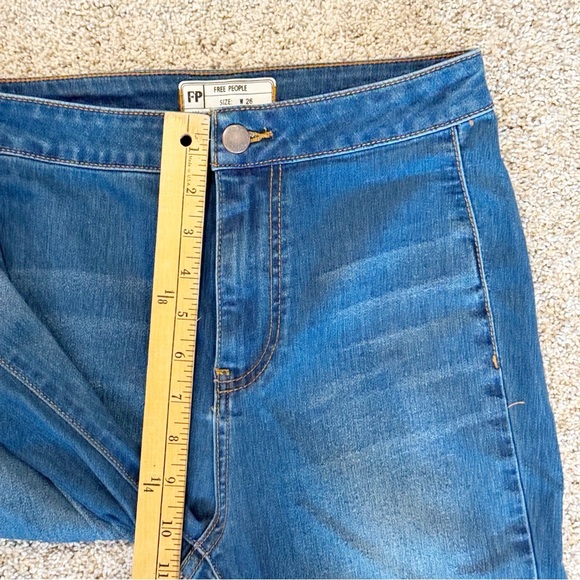 FREE PEOPLE WOMEN'S DARK WASH HIGH RISE JUST FLOAT ON FLARE JEANS size 26 5🌟 - Picture 11 of 16